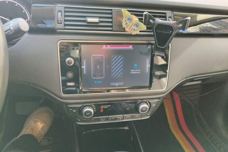 Used Qoros 3 2015 Urban SUV 1.6T Automatic Xuan Dong Party Edition Audio And AC Panel