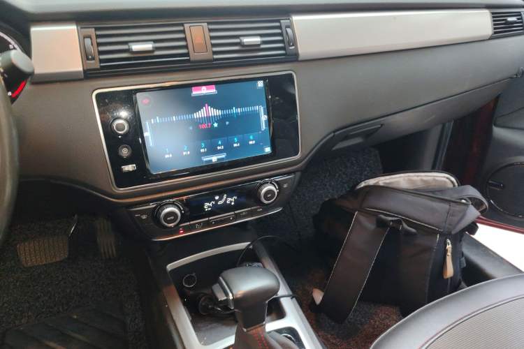 Used Qoros 3 2015 Urban SUV 1.6T Automatic ZhiKu Model Audio And AC Panel
