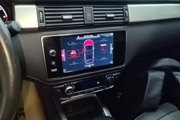 Used Qoros 3 2015 Urban SUV 1.6T Automatic ZhiKu Model Audio And AC Panel