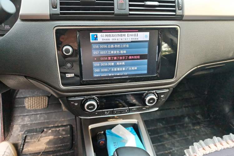 Used Qoros 3 2015 Urban SUV 1.6T Automatic – Dynamic Edition Audio And AC Panel