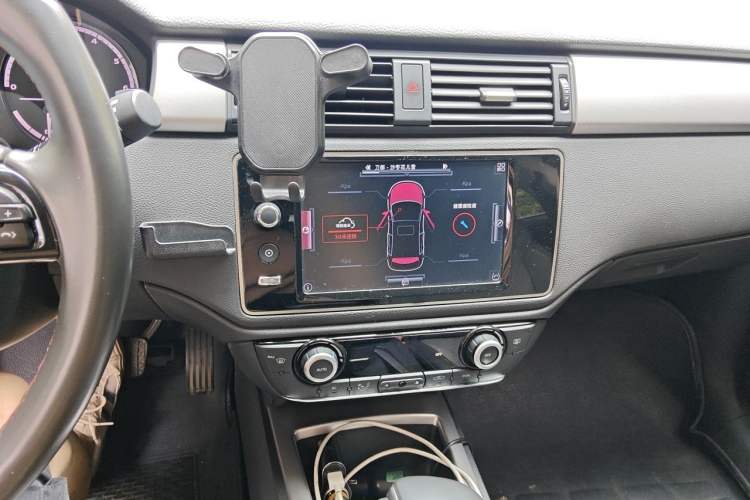 Used Qoros 3 2015 Urban SUV 1.6T Automatic ZhiKu Model Audio And AC Panel