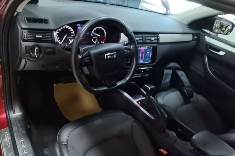 Used Qoros 3 2015 Urban SUV 1.6T Automatic ZhiKu Model Center Console