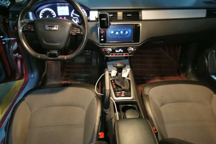 Used Qoros 3 2015 Urban SUV 1.6T Automatic ZhiKu Model Center Console