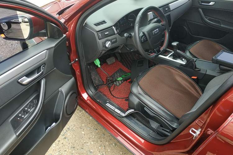 Used Qoros 3 2015 Urban SUV 1.6T Automatic ZhiKu Model Driver Seat