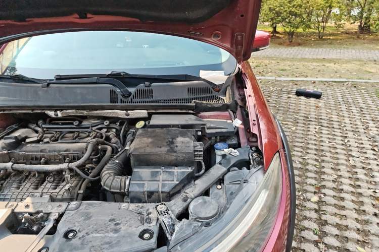 Used Qoros 3 2015 Urban SUV 1.6T Automatic – Dynamic Edition Engine Bay Left