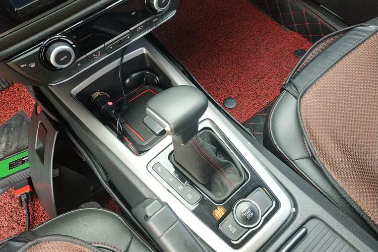 Used Qoros 3 2015 Urban SUV 1.6T Automatic ZhiKu Model Gear Lever