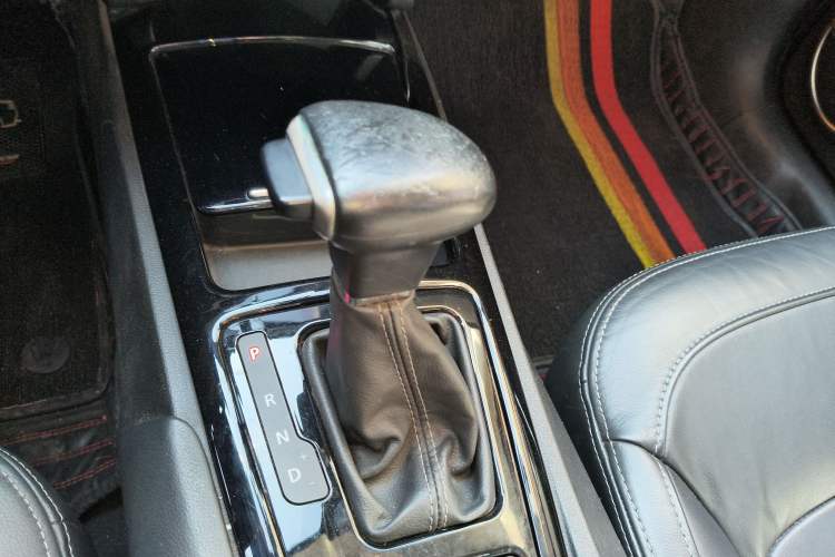 Used Qoros 3 2015 Urban SUV 1.6T Automatic Xuan Dong Party Edition Gear Lever