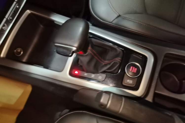 Used Qoros 3 2015 Urban SUV 1.6T Automatic ZhiKu Model Gear Lever