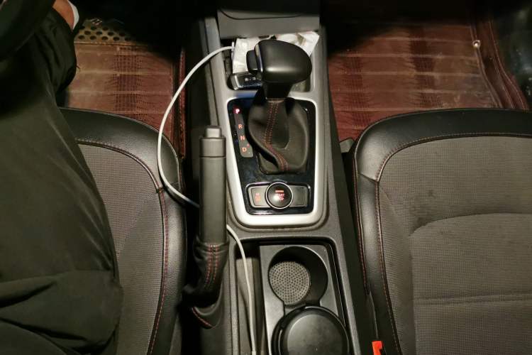 Used Qoros 3 2015 Urban SUV 1.6T Automatic ZhiKu Model Gear Lever