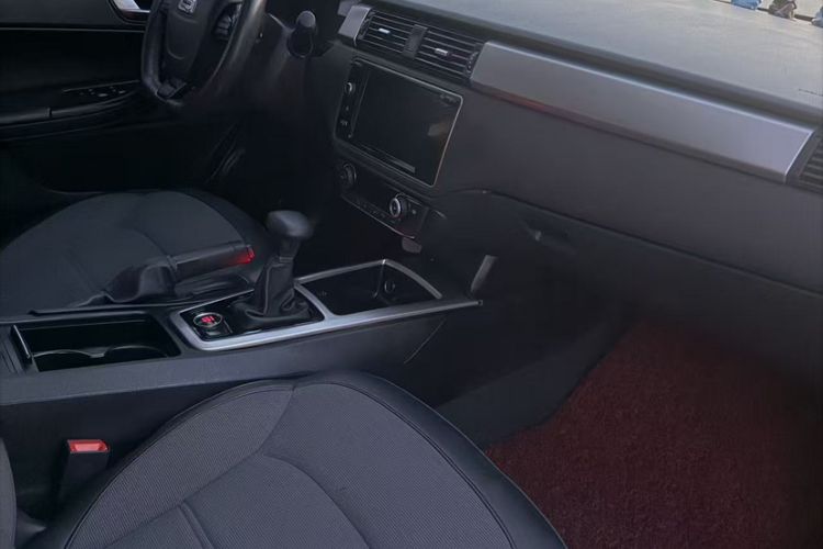 Used Qoros 3 2015 Urban SUV 1.6T Automatic ZhiKu Model Interior 2