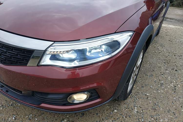 Used Qoros 3 2015 Urban SUV 1.6T Automatic ZhiKu Model Left Front Headlight