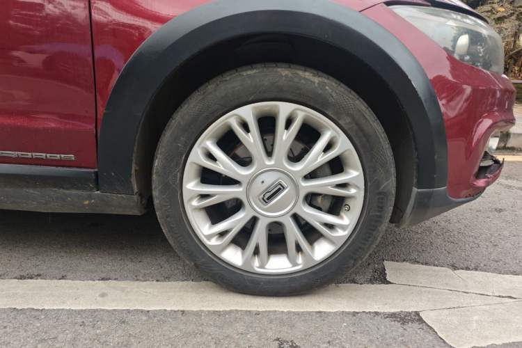 Used Qoros 3 2015 Hatchback 1.6T Automatic Cool Edition Right Front Wheel Hub