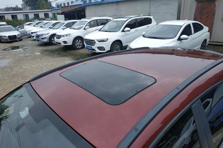 Used Qoros 3 2015 Urban SUV 1.6T Automatic ZhiKu Model Roof