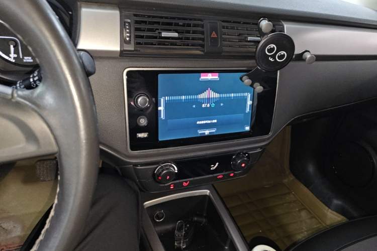 Used Qoros 3 2015 Urban SUV 1.6T Manual Version – Dynamic Style Audio And AC Panel