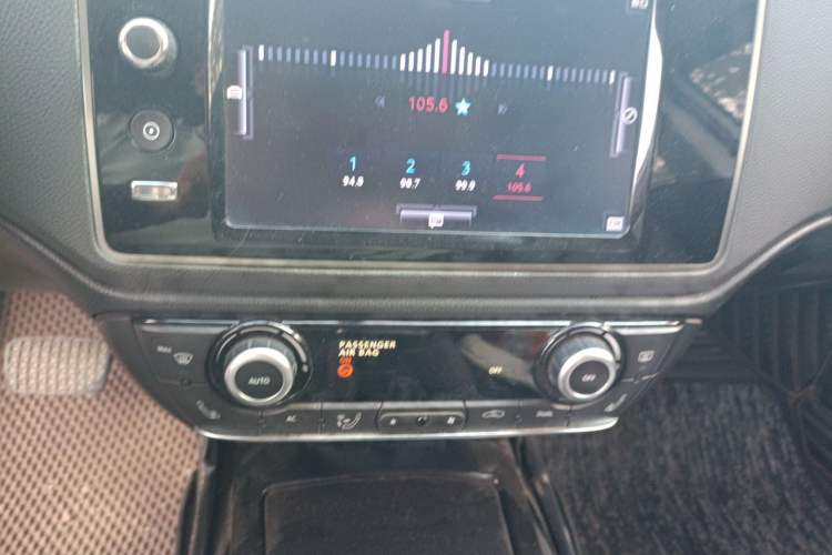 Used Qoros 3 2015 Urban SUV 1.6T Automatic Xuan Dong Party Edition Audio And AC Panel