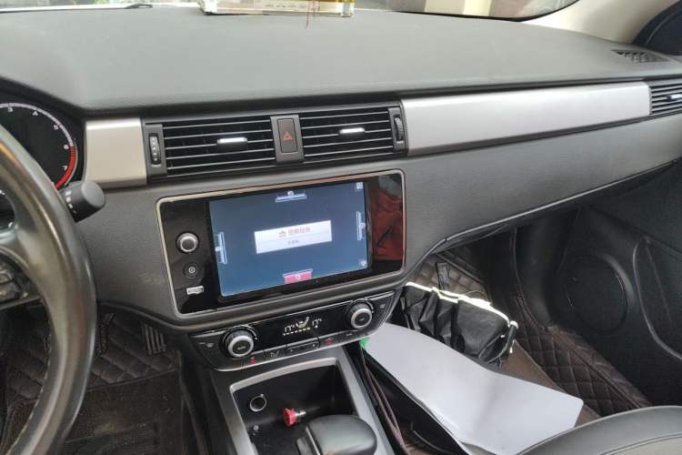 Used Qoros 3 2015 Urban SUV 1.6T Automatic – Dynamic Edition Audio And AC Panel