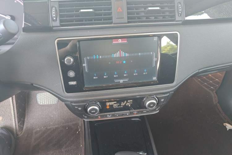 Used Qoros 3 2015 Urban SUV 1.6T Automatic Xuan Dong Party Edition Audio And AC Panel