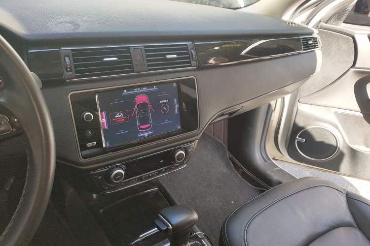 Used Qoros 3 2015 Urban SUV 1.6T Automatic Xuan Dong Party Edition Audio And AC Panel