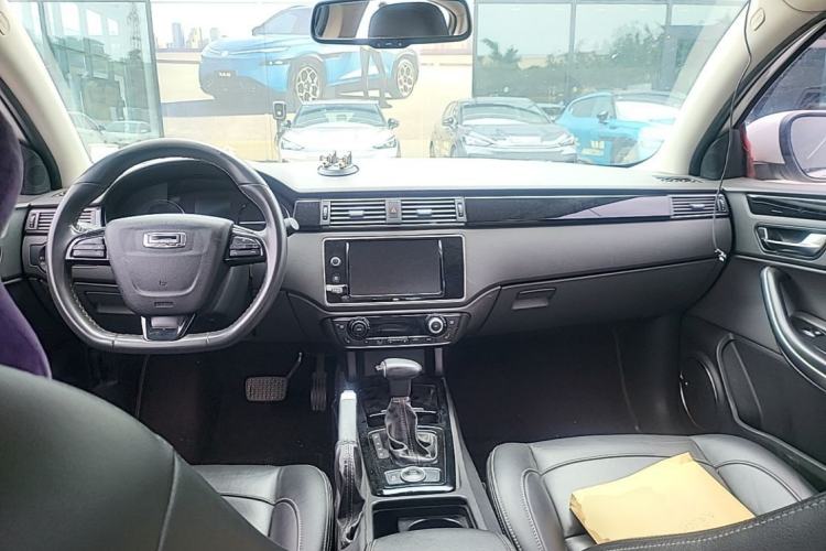 Used Qoros 3 2015 Sedan 1.6T Automatic ZhiZhen Enhanced Model Center Console