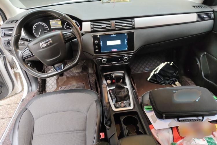 Used Qoros 3 2015 Urban SUV 1.6T Automatic – Dynamic Edition Center Console