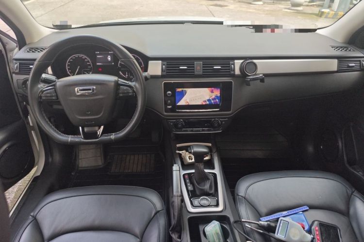 Used Qoros 3 2015 Urban SUV 1.6T Automatic – Dynamic Edition Enhanced Model Center Console