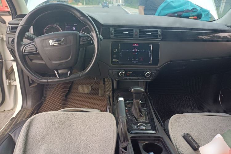 Used Qoros 3 2015 Urban SUV 1.6T Automatic Xuan Dong Party Edition Center Console