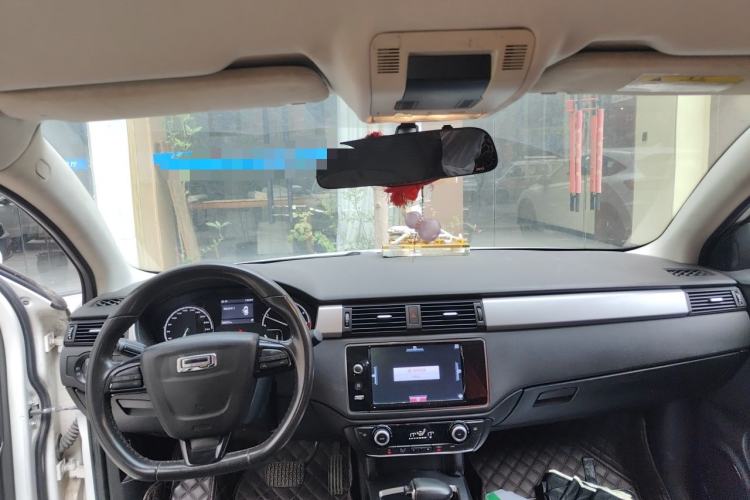 Used Qoros 3 2015 Urban SUV 1.6T Automatic – Dynamic Edition Center Console