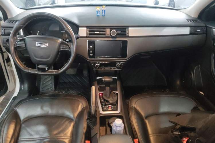 Used Qoros 3 2015 Urban SUV 1.6T Automatic – Dynamic Edition Enhanced Model Center Console