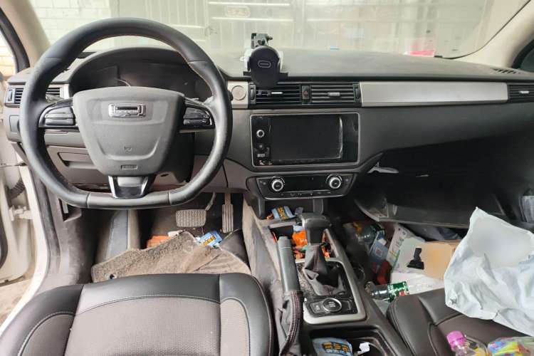 Used Qoros 3 2015 Sedan 1.6T Automatic ZhiKu Model Center Console