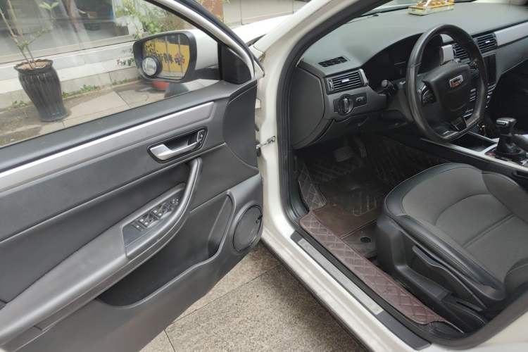 Used Qoros 3 2015 Urban SUV 1.6T Automatic – Dynamic Edition Driver Seat