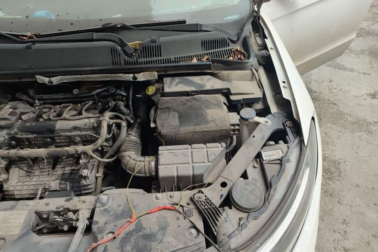 Used Qoros 3 2015 Sedan 1.6T Automatic ZhiKu Model Engine Bay Left