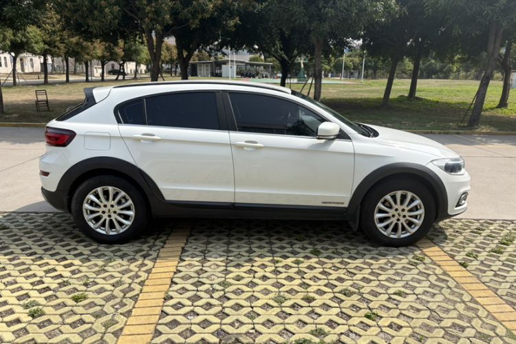 Used Qoros 3 2015 Urban SUV 1.6T Automatic – Dynamic Edition Exterior 9