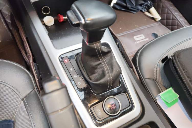 Used Qoros 3 2015 Urban SUV 1.6T Automatic – Dynamic Edition Gear Lever