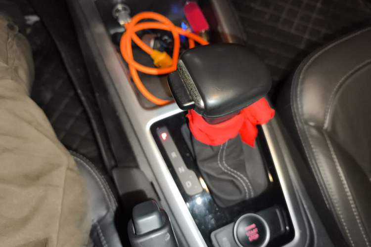 Used Qoros 3 2015 Urban SUV 1.6T Automatic – Dynamic Edition Enhanced Model Gear Lever