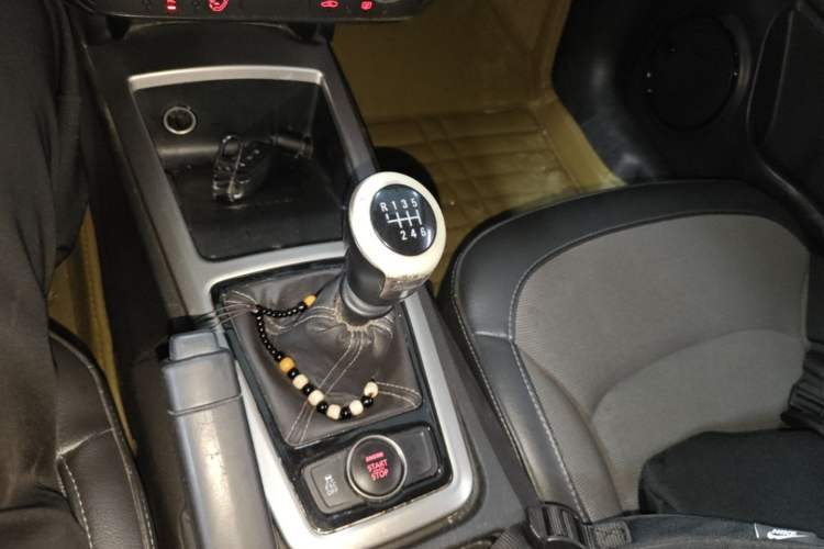 Used Qoros 3 2015 Urban SUV 1.6T Manual Version – Dynamic Style Gear Lever