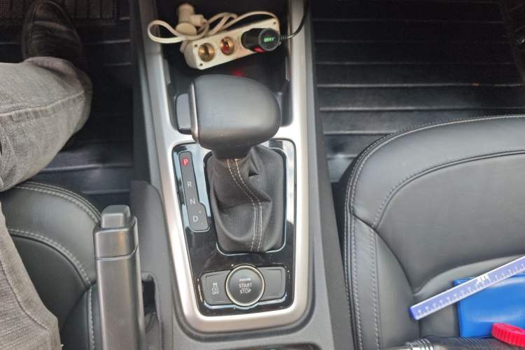 Used Qoros 3 2015 Urban SUV 1.6T Automatic – Dynamic Edition Enhanced Model Gear Lever