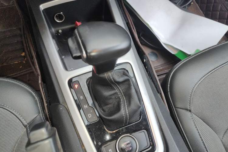 Used Qoros 3 2015 Urban SUV 1.6T Automatic – Dynamic Edition Gear Lever