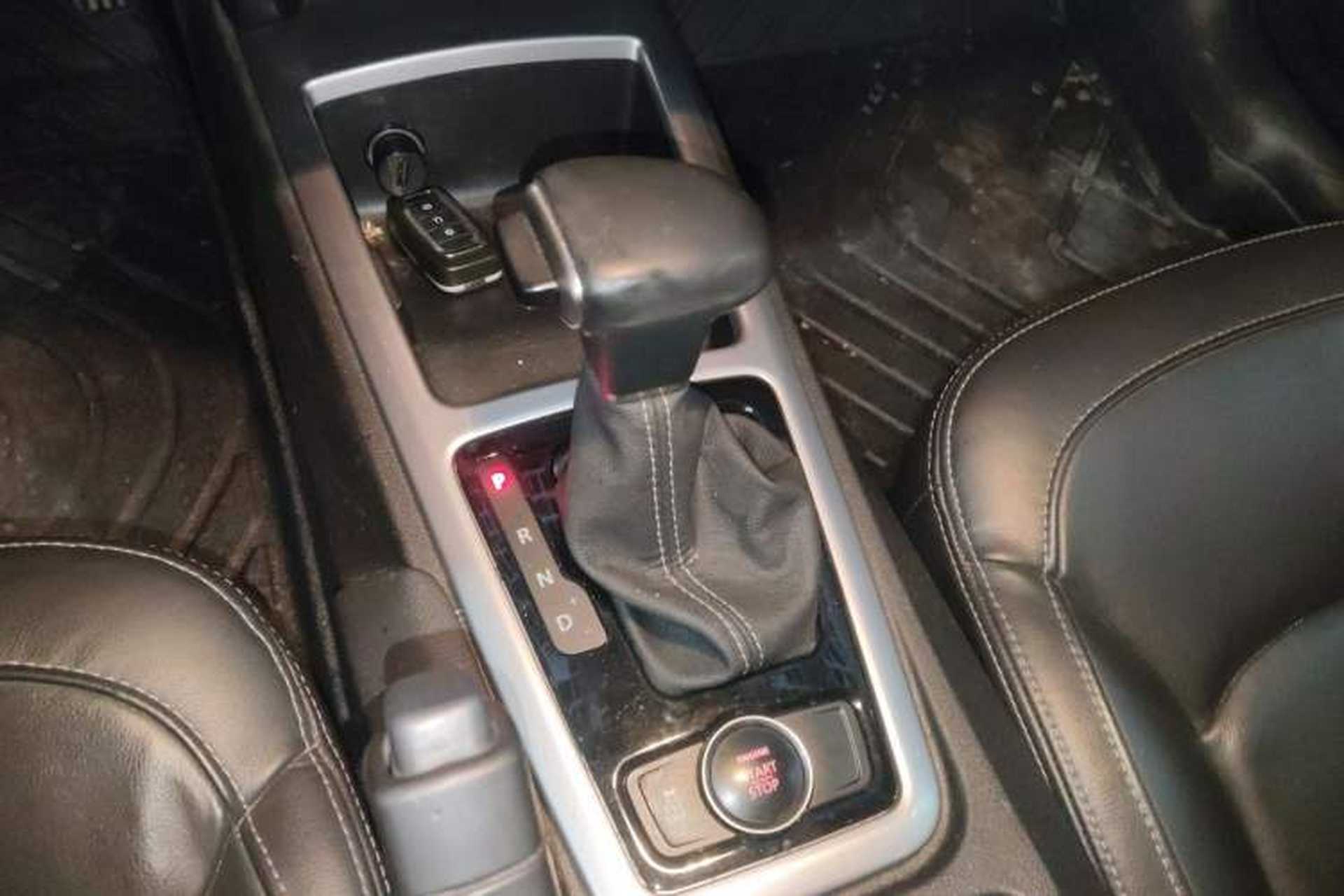 Used Qoros 3 2015 Urban SUV 1.6T Automatic – Dynamic Edition Enhanced Model Gear Lever