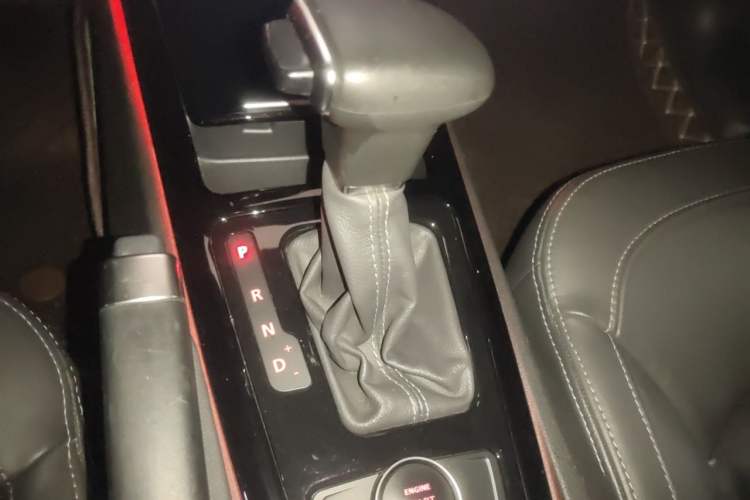 Used Qoros 3 2015 Urban SUV 1.6T Automatic Xuan Dong Party Edition Gear Lever