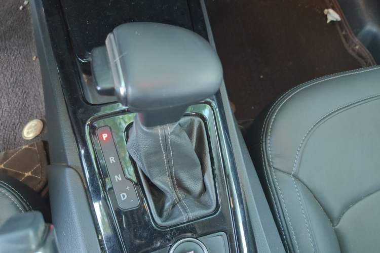 Used Qoros 3 2015 Urban SUV 1.6T Automatic Xuan Dong Party Edition Gear Lever