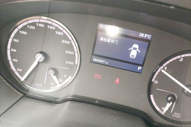 Used Qoros 3 2015 Sedan 1.6T Automatic ZhiKu Model Odometer Close Up