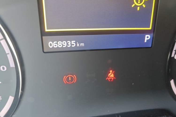 Used Qoros 3 2015 Urban SUV 1.6T Automatic Xuan Dong Party Edition Odometer Close Up