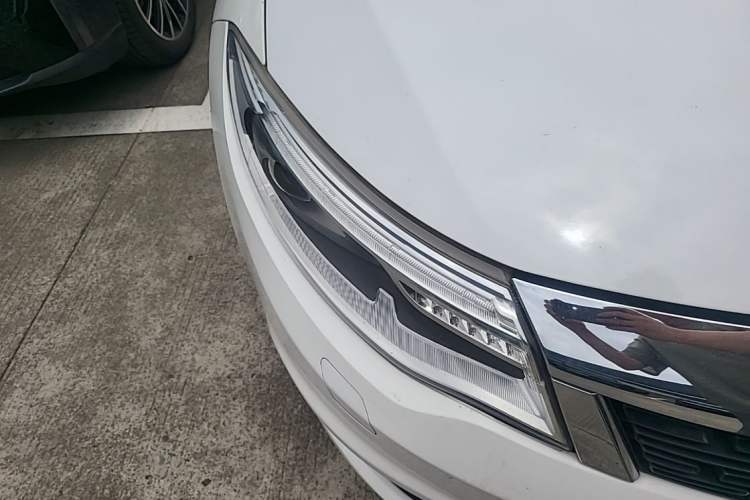 Used Qoros 3 2015 Sedan 1.6T Automatic ZhiZhen Enhanced Model Right Front Headlight