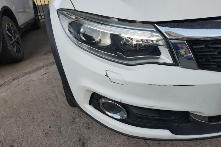 Used Qoros 3 2015 Urban SUV 1.6T Automatic Xuan Dong Party Edition Right Front Headlight