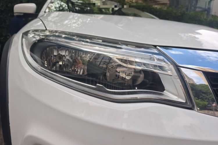 Used Qoros 3 2015 Urban SUV 1.6T Automatic – Dynamic Edition Enhanced Model Right Front Headlight