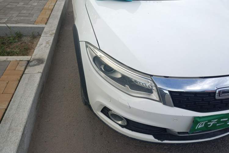 Used Qoros 3 2015 Urban SUV 1.6T Automatic Xuan Dong Party Edition Right Front Headlight