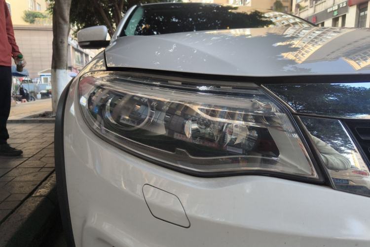 Used Qoros 3 2015 Urban SUV 1.6T Automatic Xuan Dong Party Edition Right Front Headlight