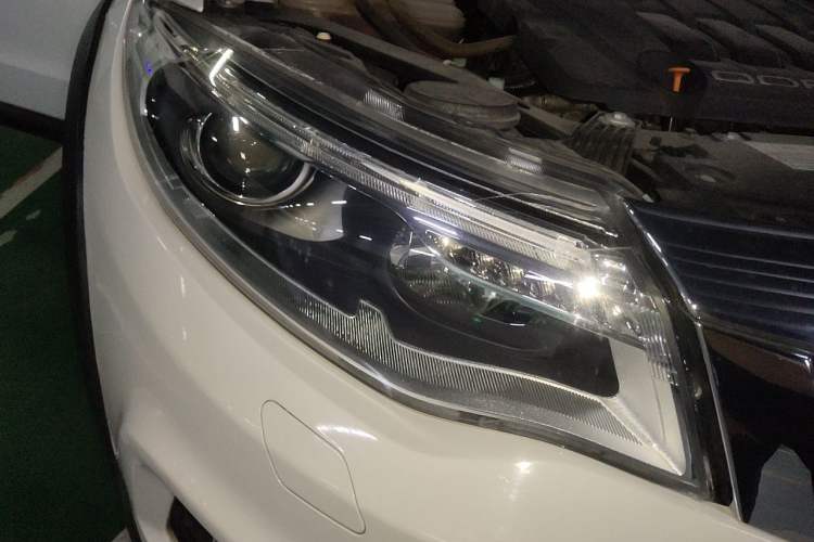 Used Qoros 3 2015 Urban SUV 1.6T Automatic Xuan Dong Party Edition Right Front Headlight