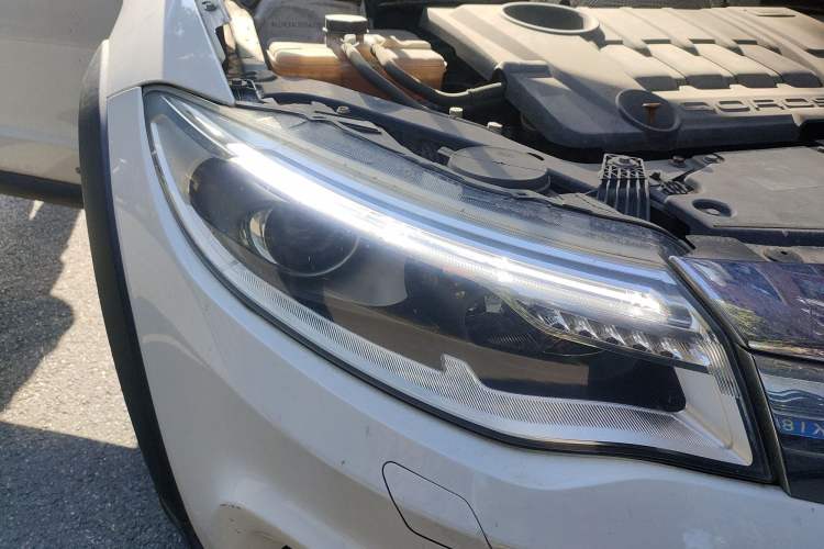 Used Qoros 3 2015 Urban SUV 1.6T Automatic Xuan Dong Party Edition Right Front Headlight
