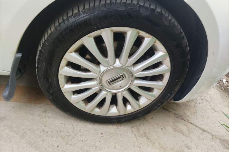 Used Qoros 3 2015 Sedan 1.6T Automatic ZhiKu Model Right Front Wheel Hub